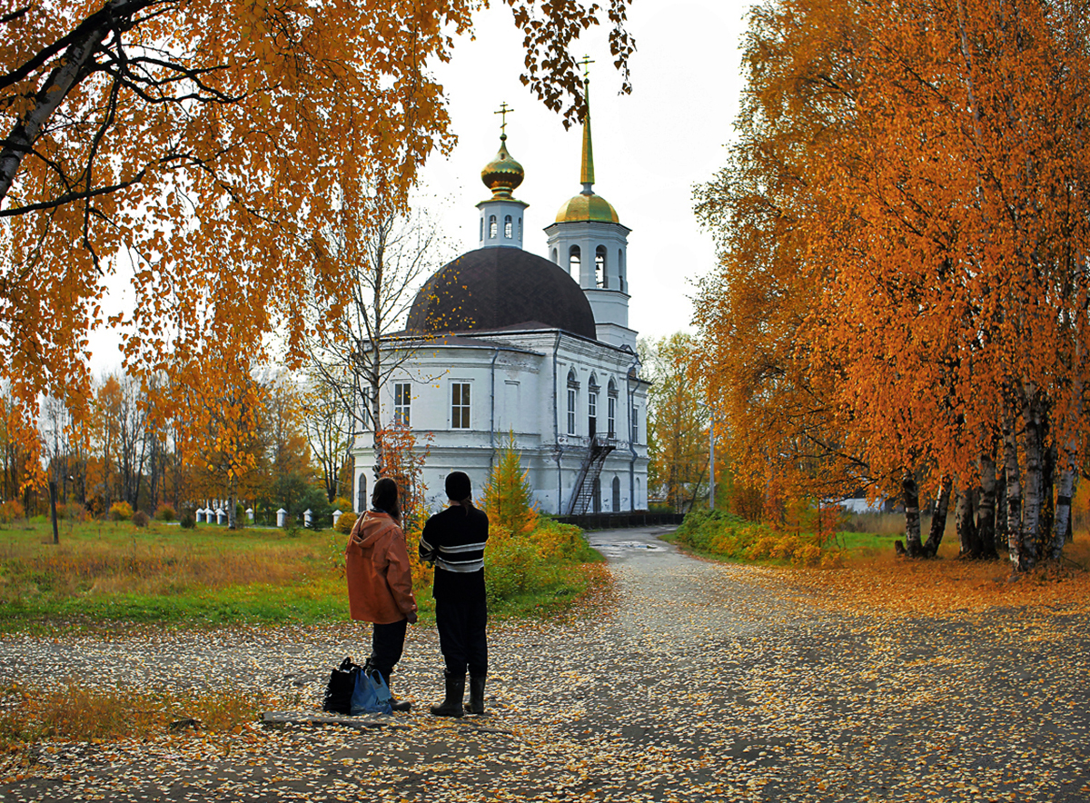 Около осень. Осенняя Пермь Троицкий собор. В Курске храм осень. Осень храм в Кирове. Церковь осенью.